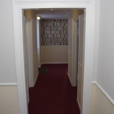 Flur mit Bücherregaltapete