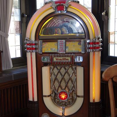 Wurlitzer-Musikbox-im-Schankraum